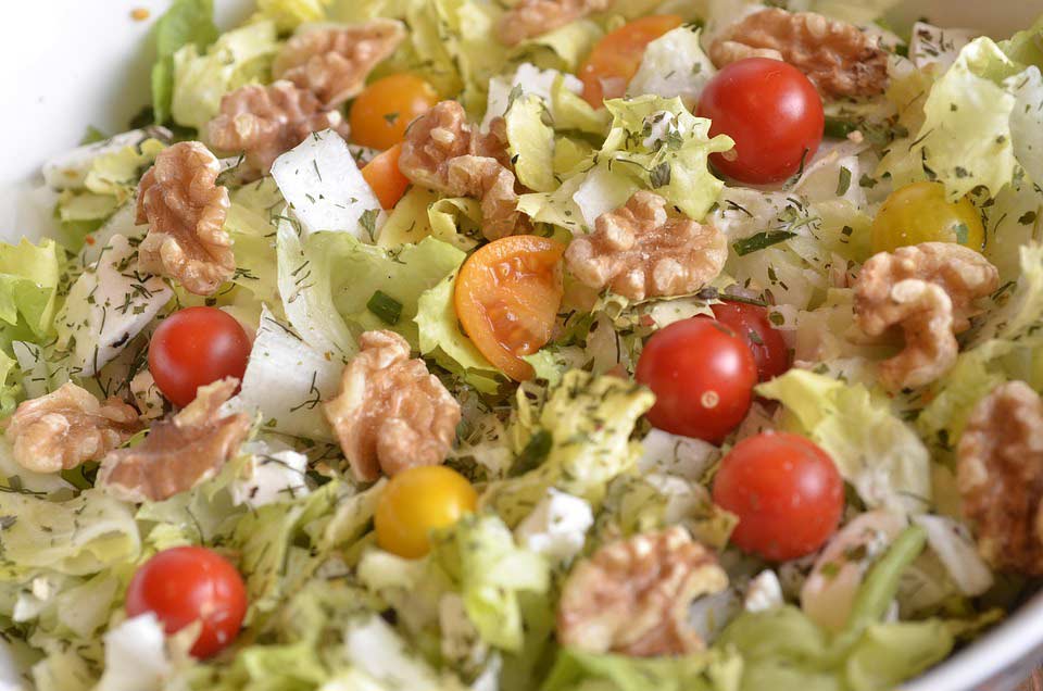 Salat mit Tomaten und Wallnüsse Salat mit Tomaten und Wallnüsse